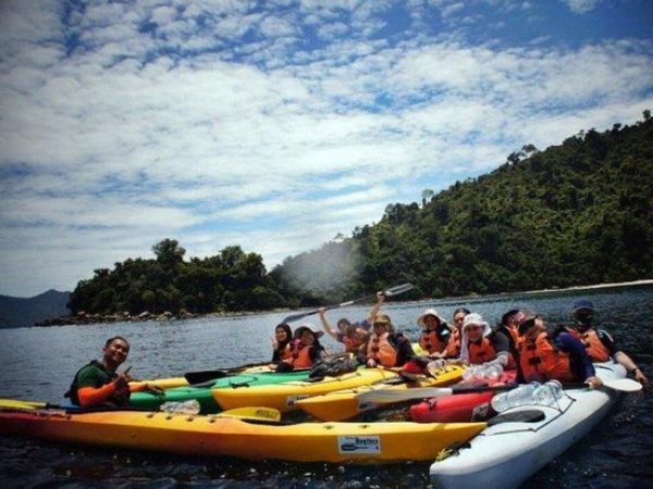 tourists-on-their-kayaks-with-the-trainer_550x.progressive